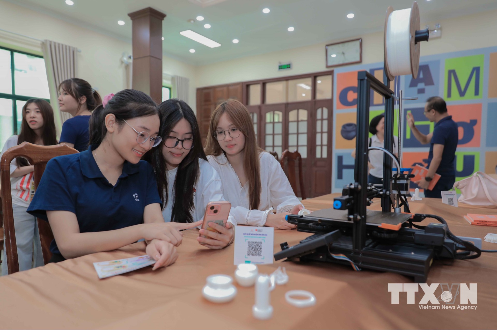 Những trải nghiệm mới trong ứng dụng công nghệ số để bảo tồn và phát huy giá trị di sản, đồng thời góp phần lan tỏa các sản phẩm văn hóa sáng tạo tới đông đảo công chúng trong nước và quốc tế. (Ảnh: Phan Phương/TTXVN)